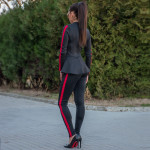 Елегантен дамски костюм от сако и клин в черно с червен кант