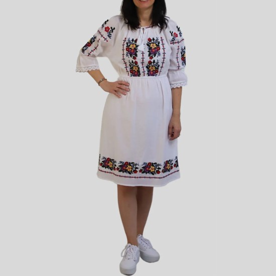 Дамска рокля с бродирани етно мотиви 13584