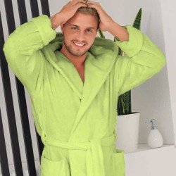 Луксозен мъжки халат за баня с джобове и качулка - Маер цвят Тревисто зелен Луксозен мъжки халат за баня с джобове и качулка - Маер цвят Тревисто зелен