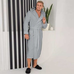 Луксозен мъжки халат за баня с джобове и качулка - Маер цвят Сребърно сиво Луксозен мъжки халат за баня с джобове и качулка - Маер цвят Сребърно сиво