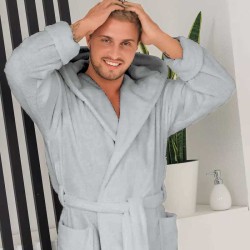 Луксозен мъжки халат за баня с джобове и качулка - Маер цвят Светлосиво Луксозен мъжки халат за баня с джобове и качулка - Маер цвят Светлосиво