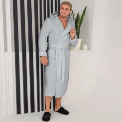 Луксозен мъжки халат за баня с джобове и качулка - Маер цвят Светлосиво Луксозен мъжки халат за баня с джобове и качулка - Маер цвят Светлосиво