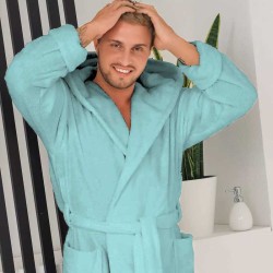 Луксозен мъжки халат за баня с джобове и качулка - Маер цвят Светлосин Луксозен мъжки халат за баня с джобове и качулка - Маер цвят Светлосин