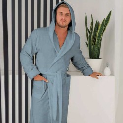 Луксозен мъжки халат за баня с джобове и качулка - Маер цвят Гълъбово синьо Луксозен мъжки халат за баня с джобове и качулка - Маер цвят Гълъбово синьо