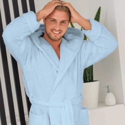 Луксозен мъжки халат за баня с джобове и качулка - Маер цвят Небесно синьо Луксозен мъжки халат за баня с джобове и качулка - Маер цвят Небесно синьо