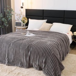 Пухкаво едноцветно одеяло в сив цвят